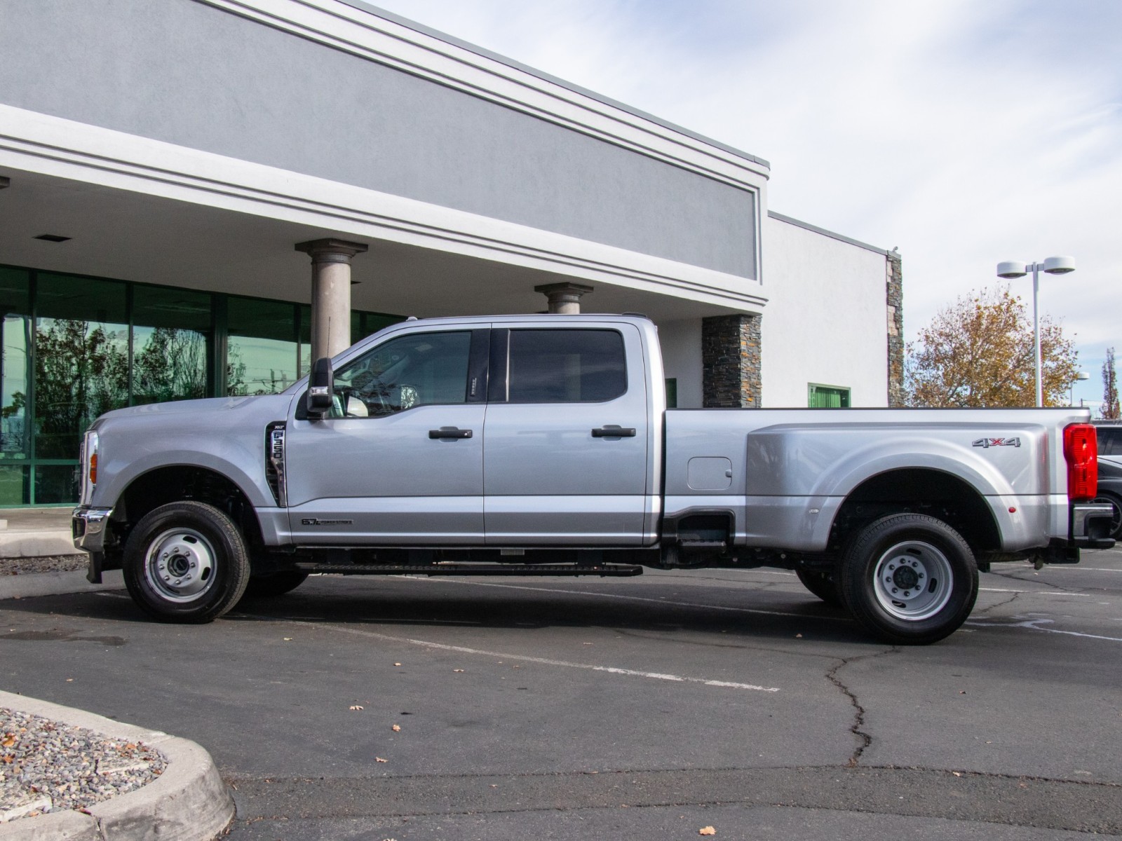 2024 Ford F-350 XLT Image 8 of 24