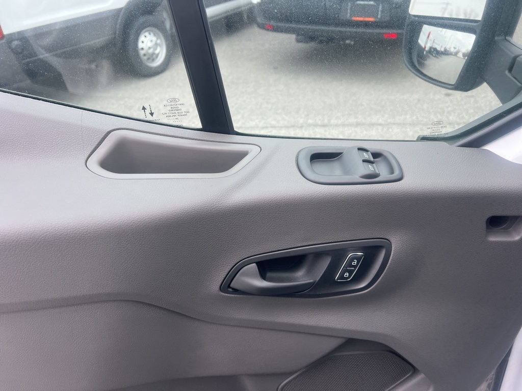 Vehicle image 15 of 19
