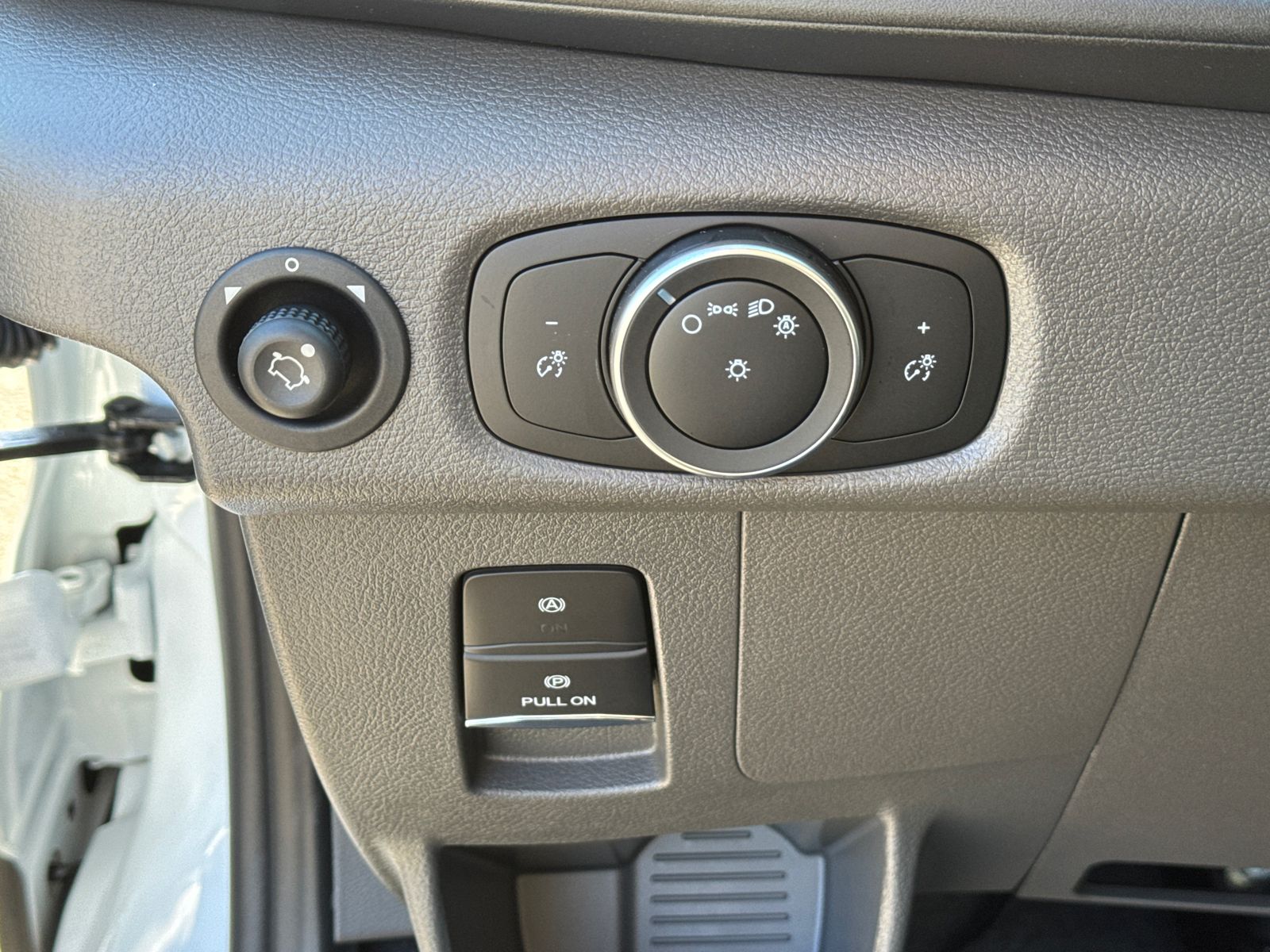 Vehicle image 27 of 28