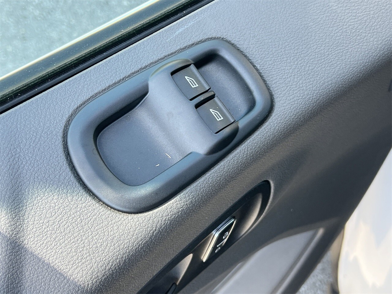 Vehicle image 18 of 25