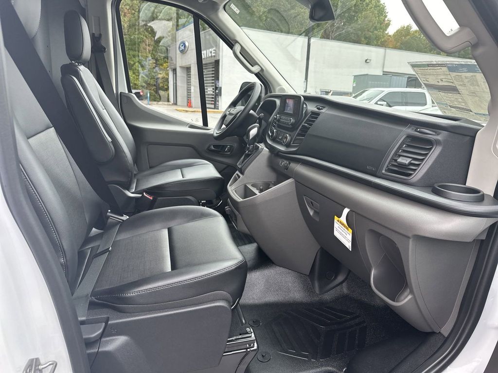 Vehicle image 13 of 28