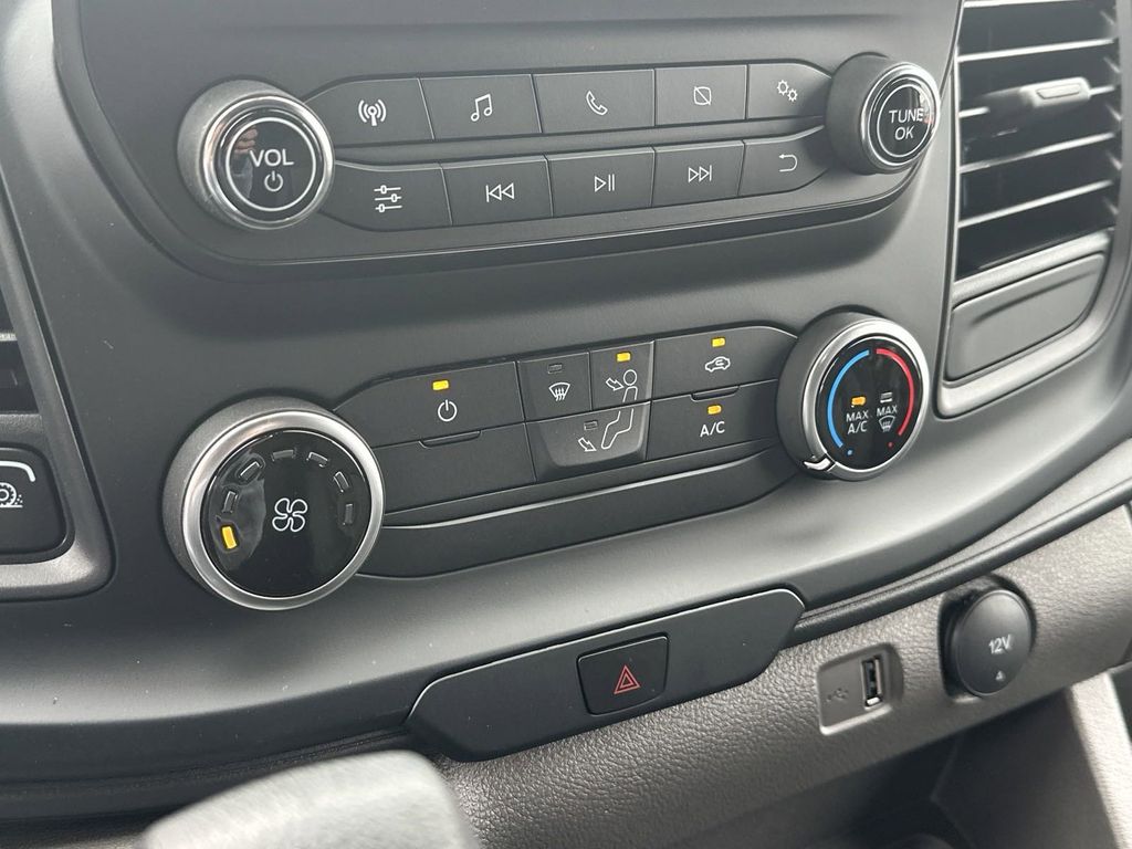 Vehicle image 26 of 28