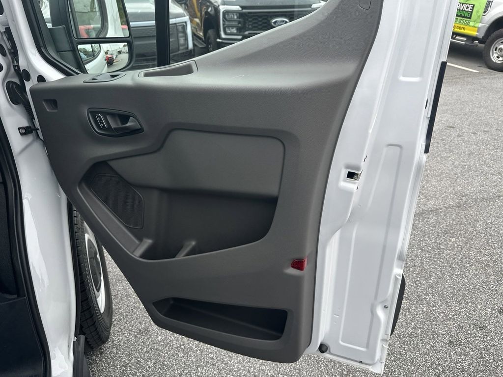 Vehicle image 14 of 28