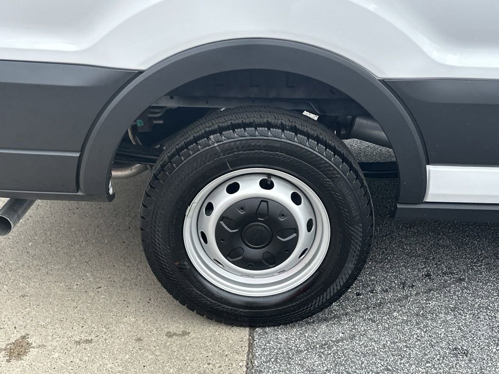 Vehicle image 17 of 28
