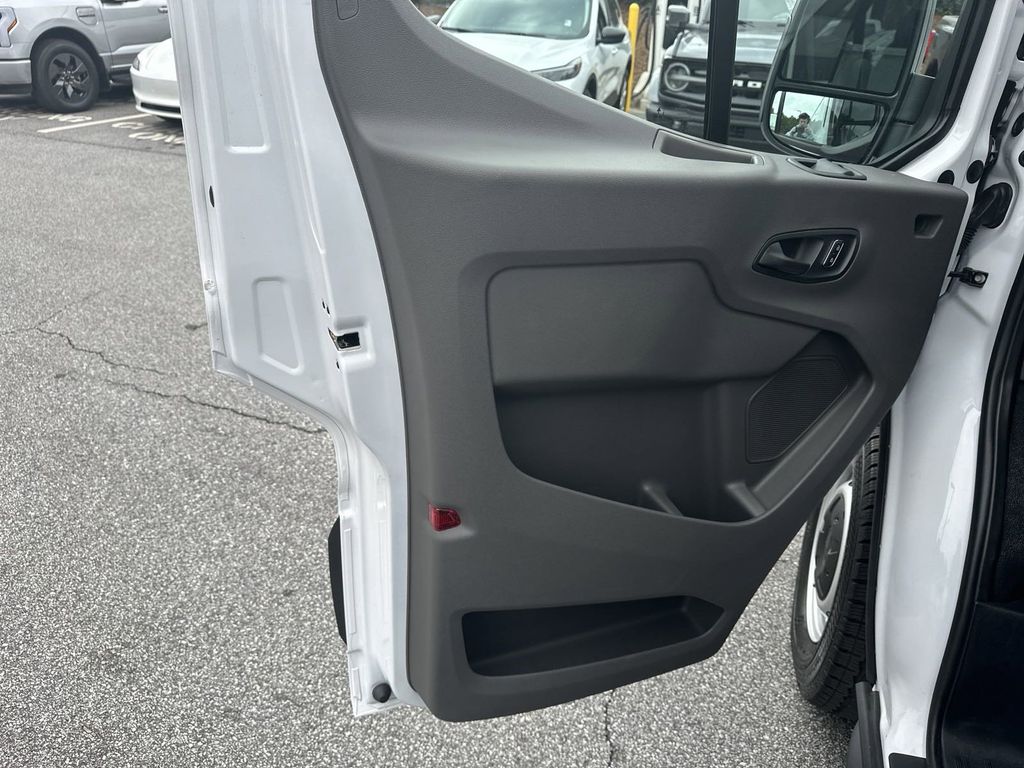 Vehicle image 10 of 28