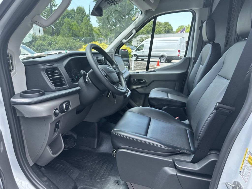 Vehicle image 8 of 27