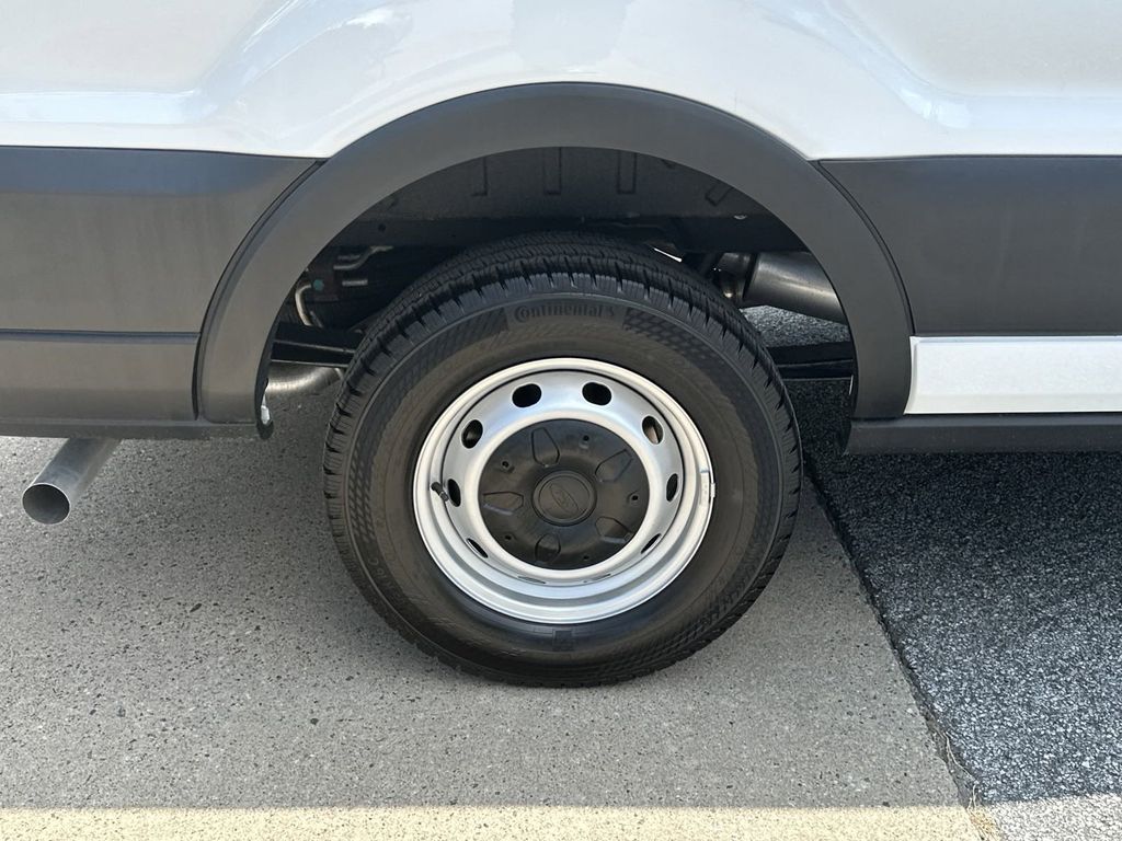 Vehicle image 16 of 27