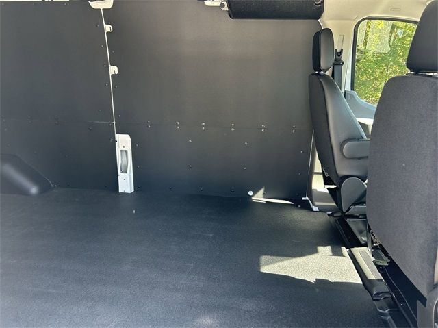 Vehicle image 35 of 40