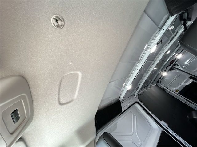 Vehicle image 28 of 40