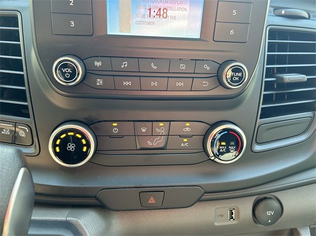 Vehicle image 32 of 40