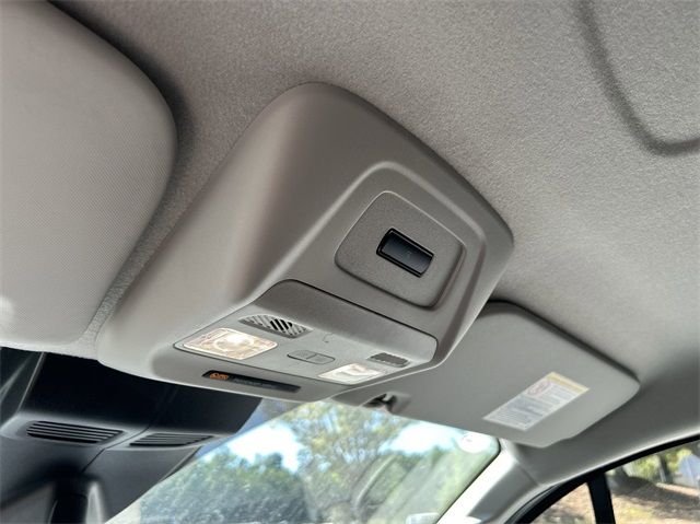 Vehicle image 27 of 40