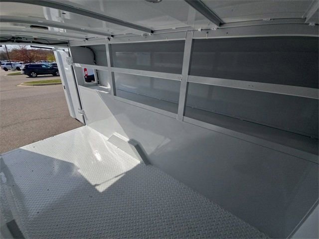Vehicle image 21 of 64