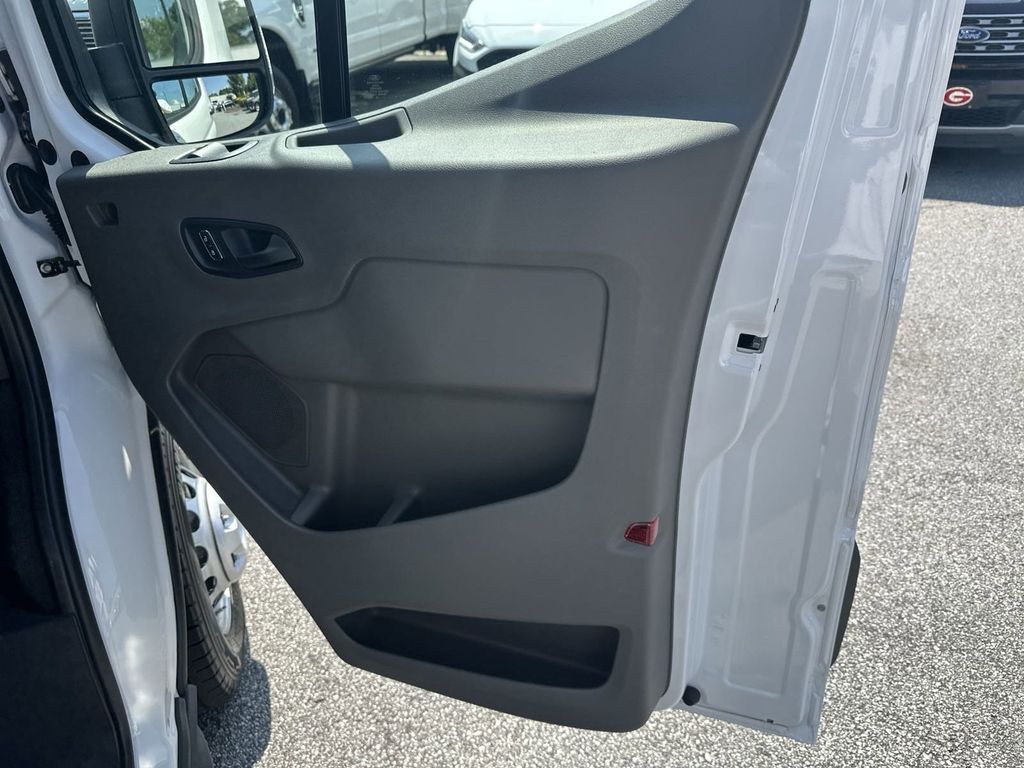 Vehicle image 13 of 27