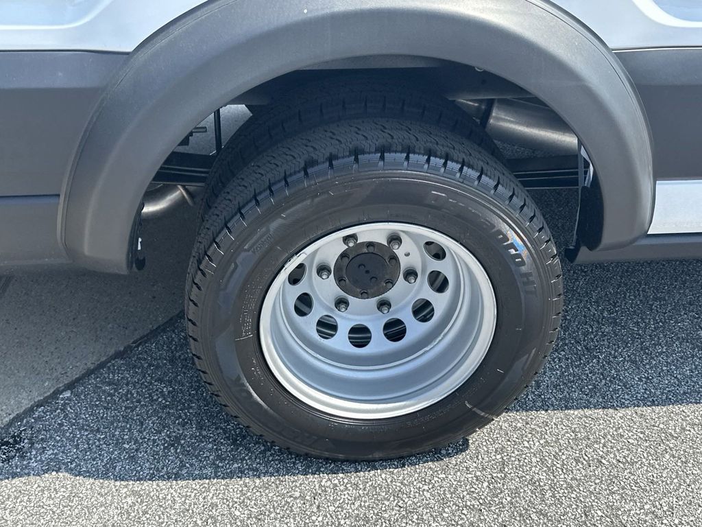 Vehicle image 16 of 27