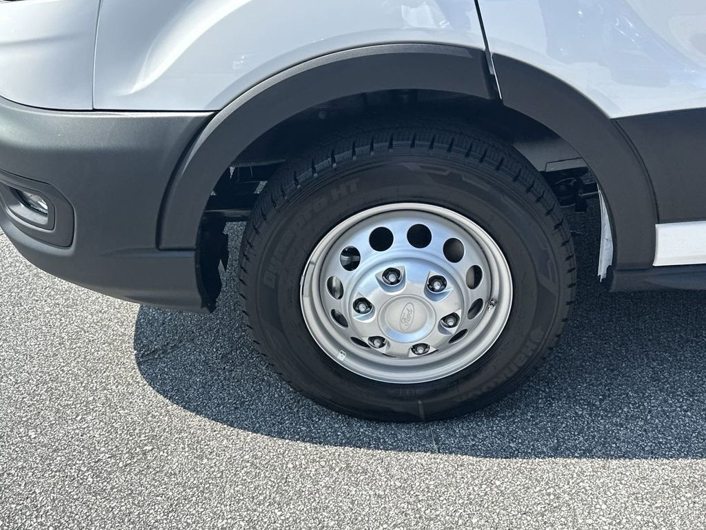 Vehicle image 10 of 27