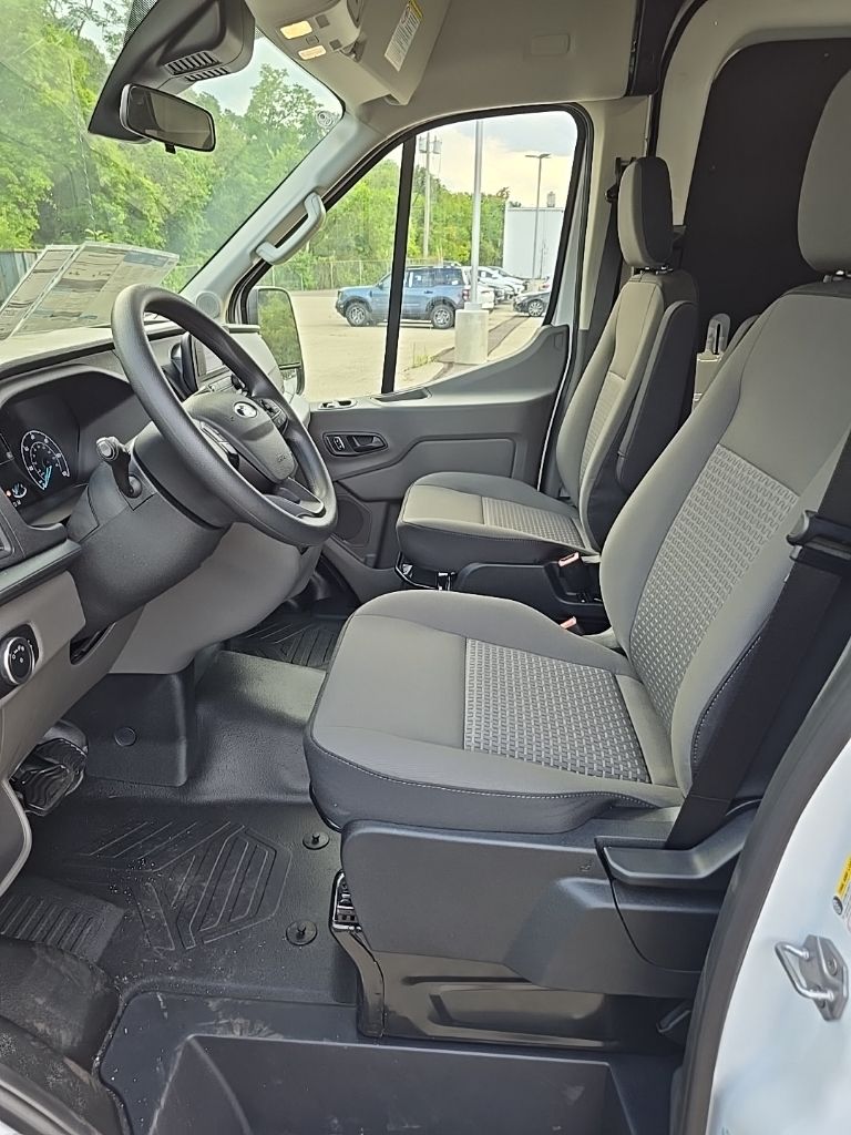 Vehicle image 18 of 23