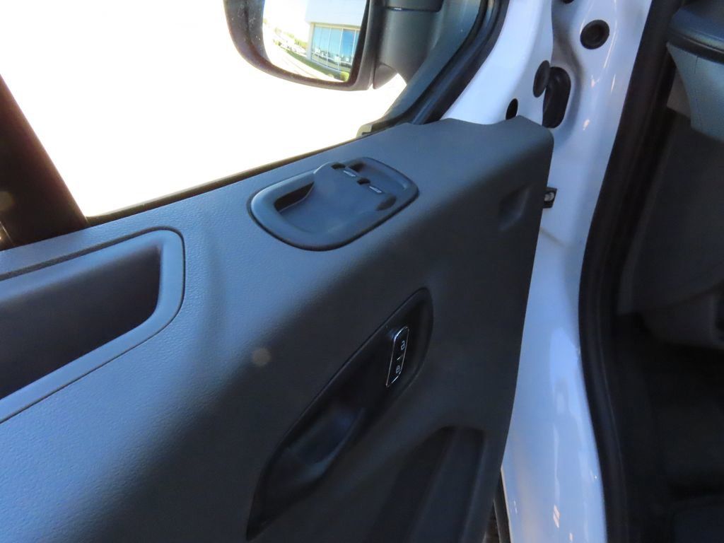 Vehicle image 33 of 61
