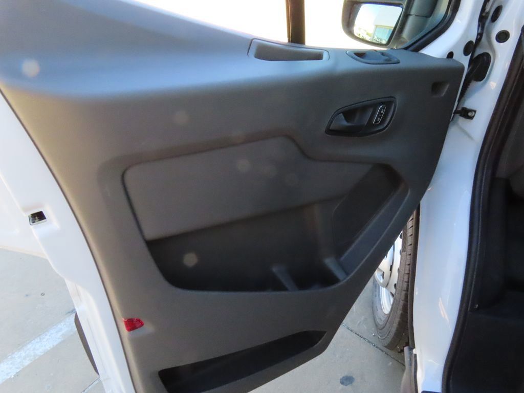 Vehicle image 32 of 61