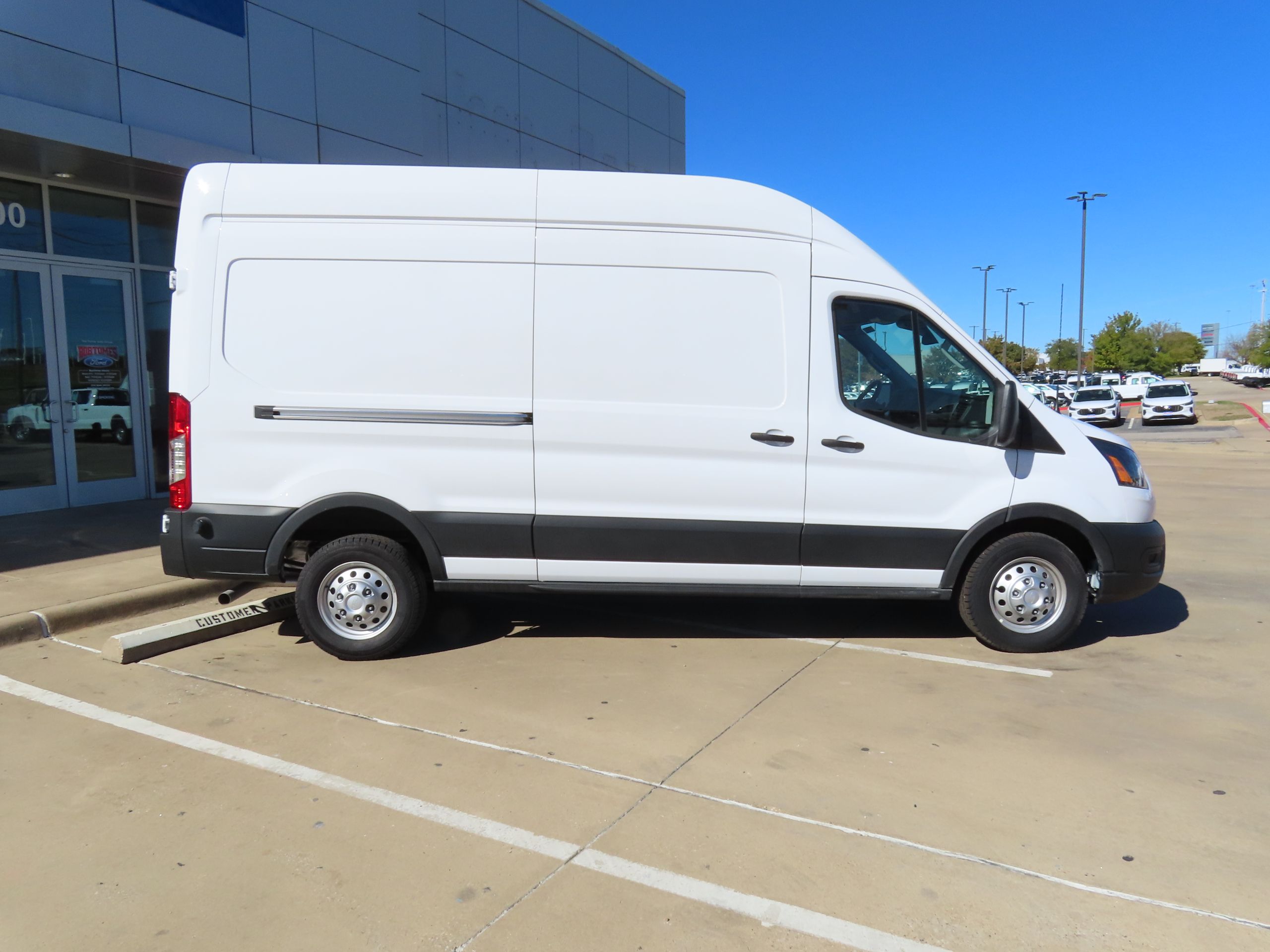 Vehicle image 4 of 43