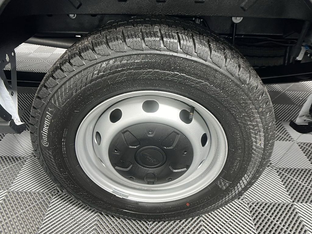 Vehicle image 19 of 27