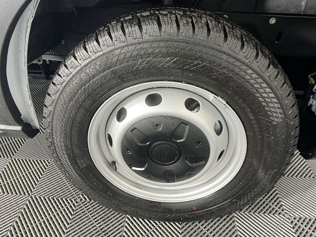 Vehicle image 11 of 27