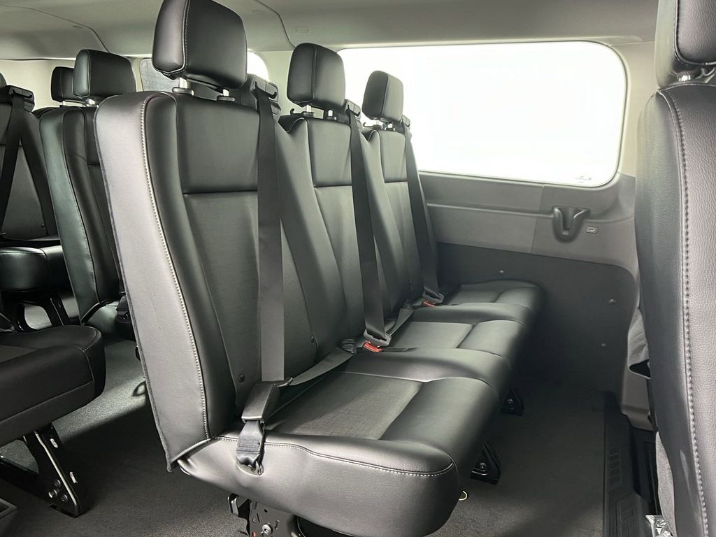 Vehicle image 14 of 27