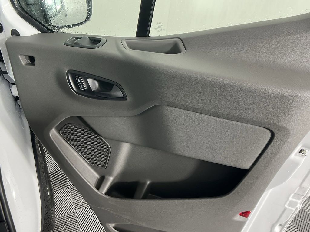 Vehicle image 13 of 27