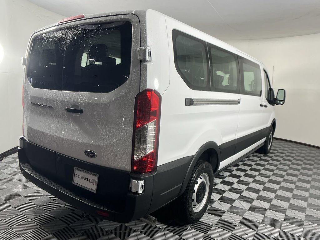 Vehicle image 4 of 27