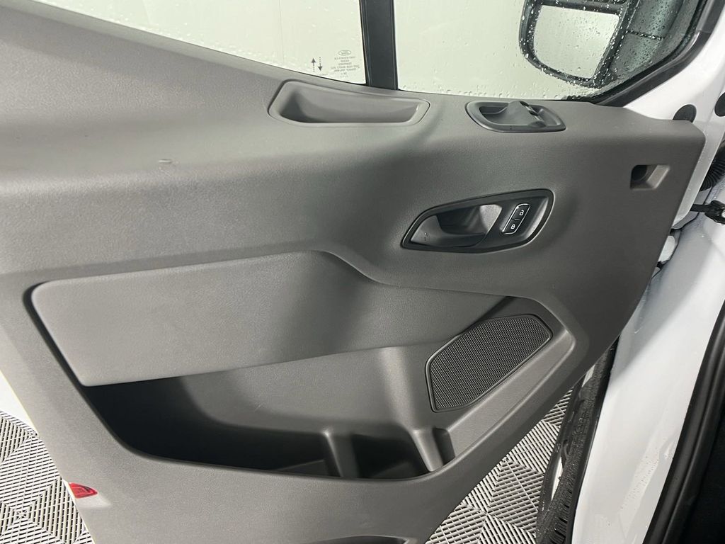 Vehicle image 9 of 27