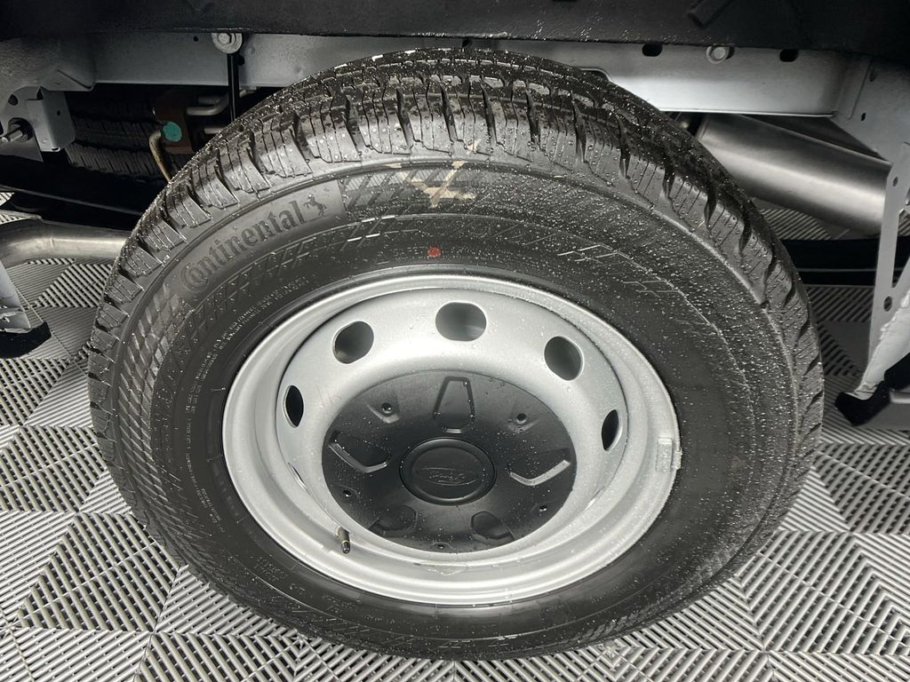 Vehicle image 17 of 27