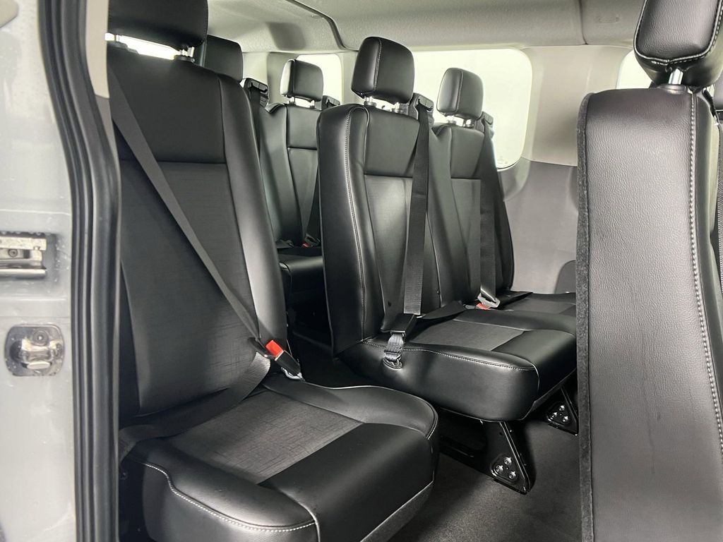 Vehicle image 15 of 27