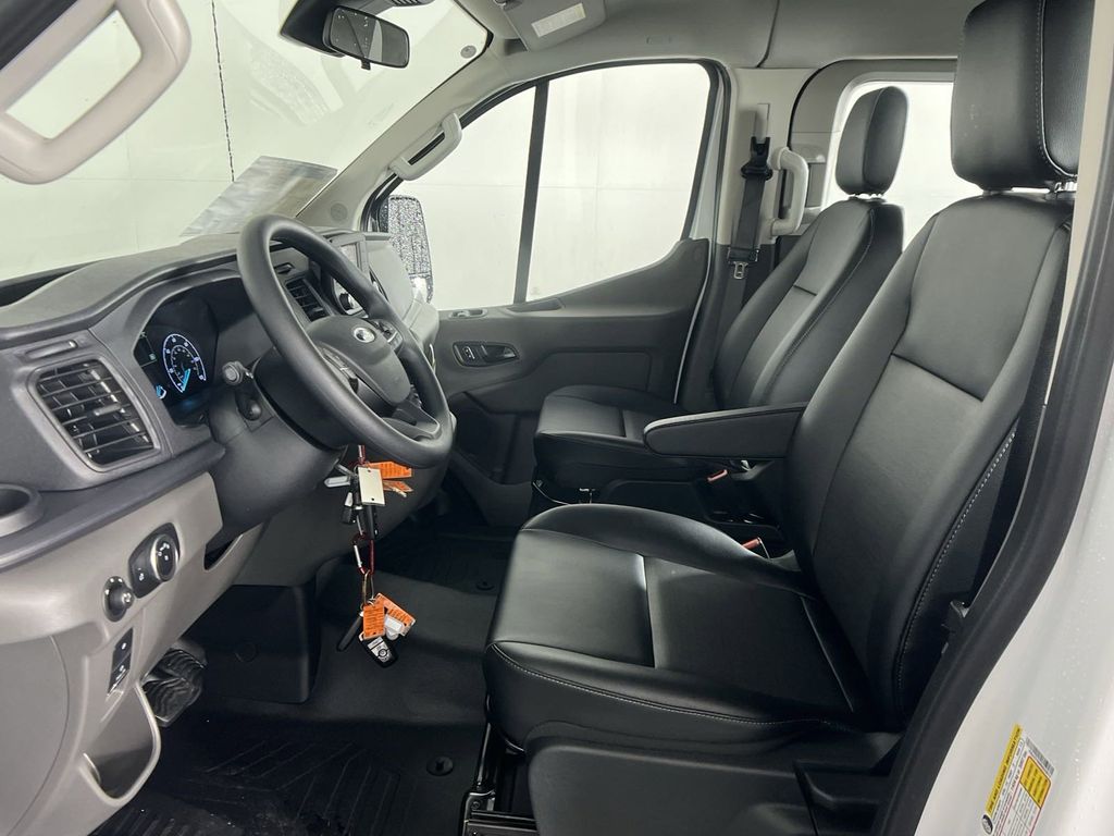 Vehicle image 8 of 27