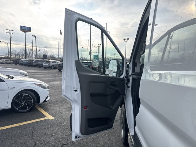 Vehicle image 10 of 33