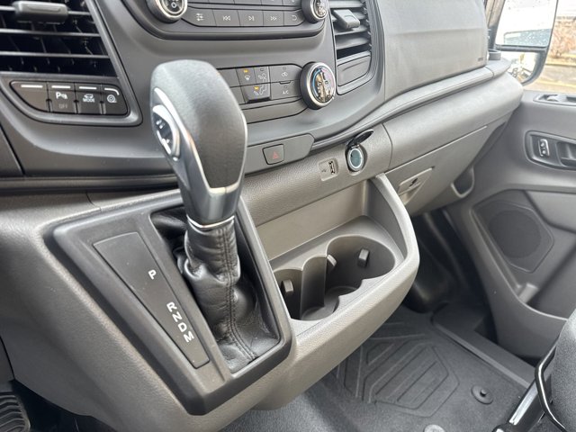 Vehicle image 21 of 33
