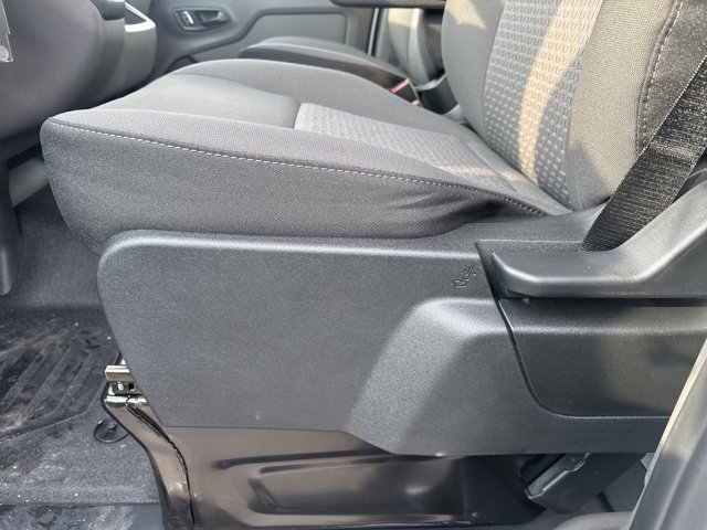 Vehicle image 25 of 33