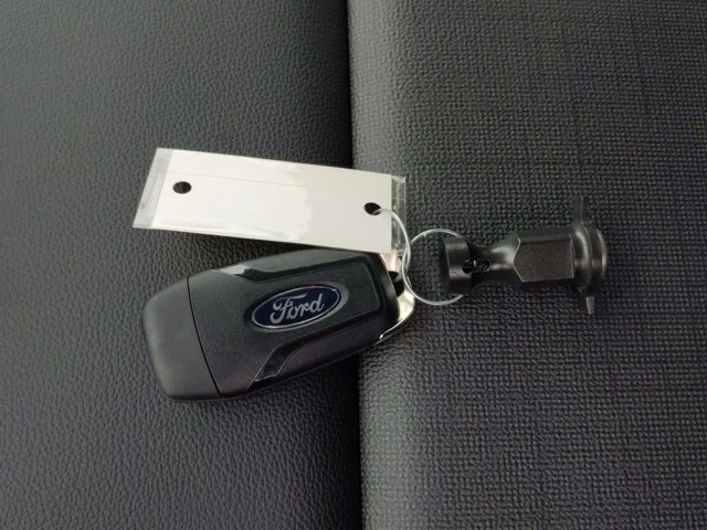 Vehicle image 13 of 32