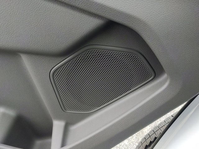 Vehicle image 22 of 32