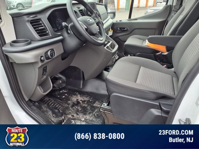 Vehicle image 32 of 40