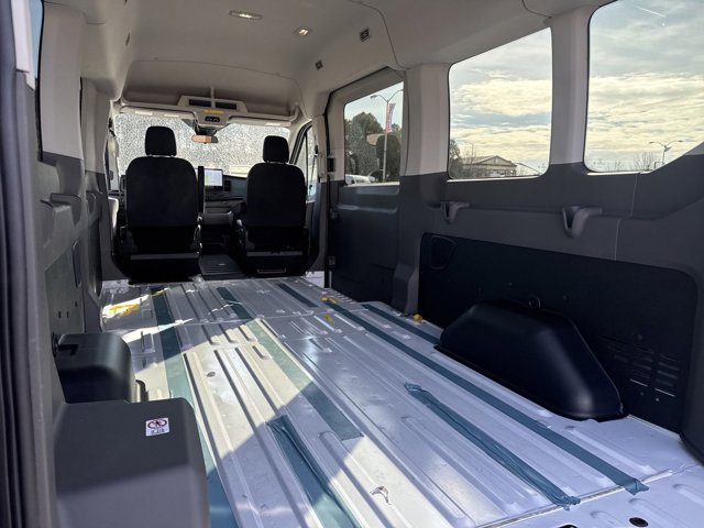 Vehicle image 29 of 32