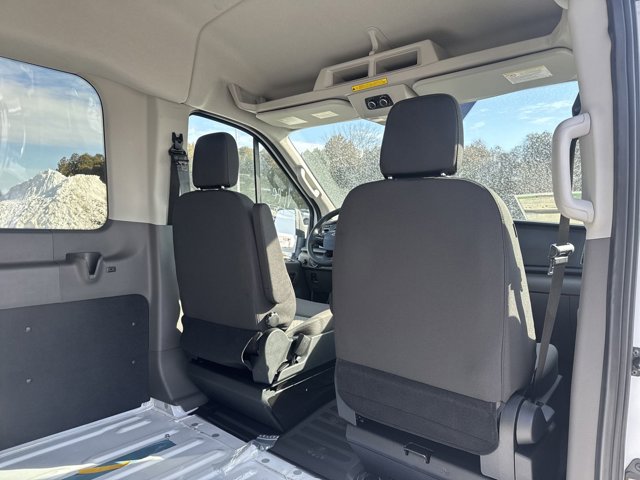 Vehicle image 24 of 32