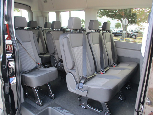 Vehicle image 17 of 18