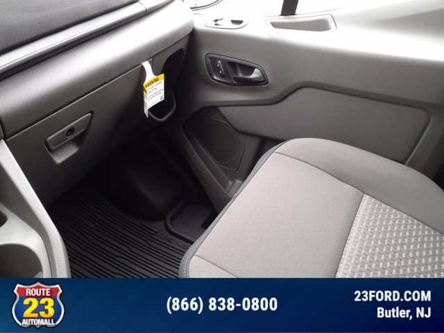 Vehicle image 17 of 18