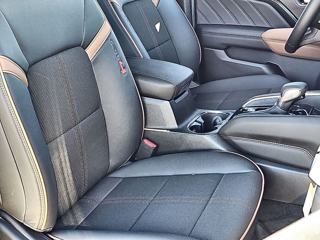 2024 GMC Canyon 4WD AT4 Image 16 of 41