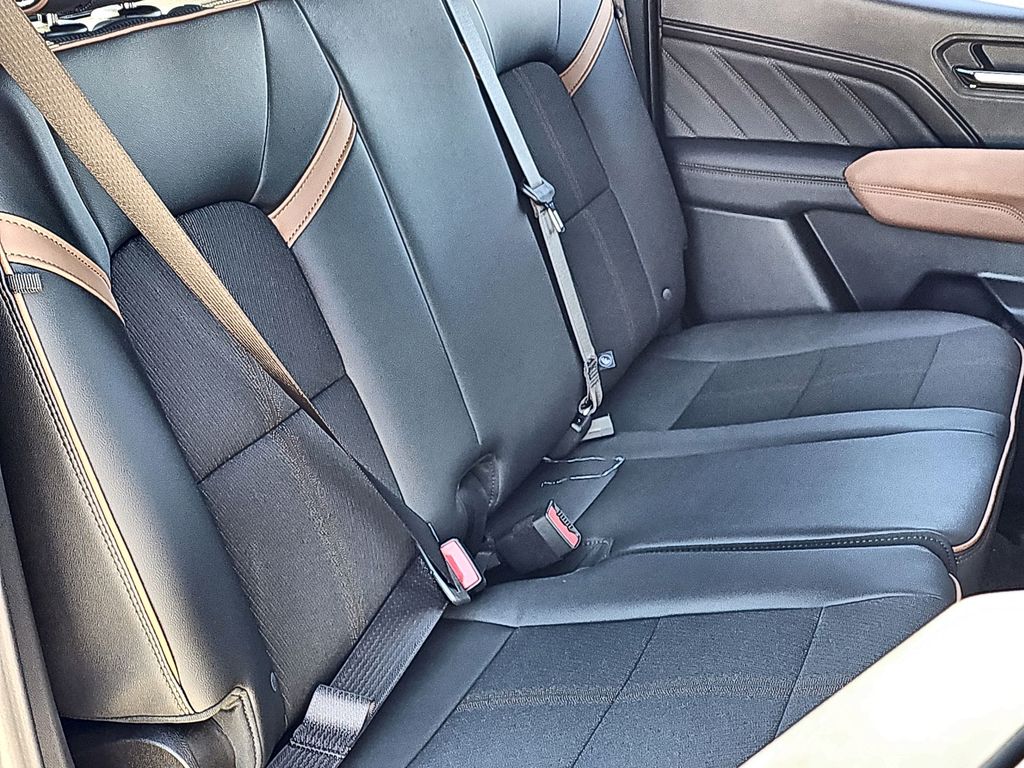 2024 GMC Canyon 4WD AT4 Image 13 of 41