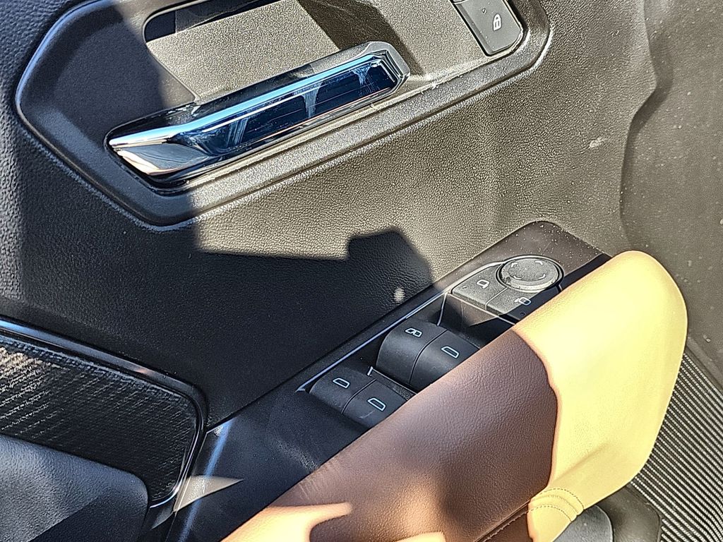 2024 GMC Canyon 4WD AT4 Image 38 of 41