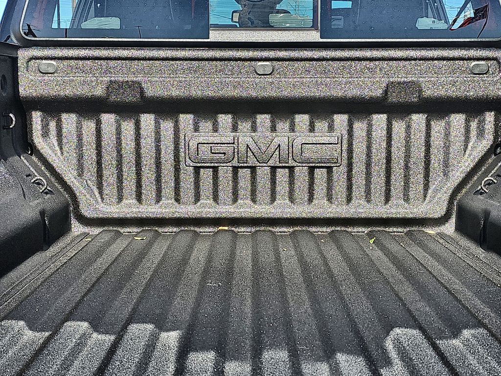 2024 GMC Canyon 4WD AT4 Image 12 of 41