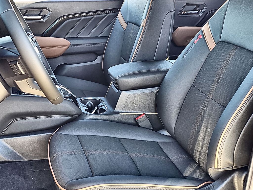 2024 GMC Canyon 4WD AT4 Image 15 of 41