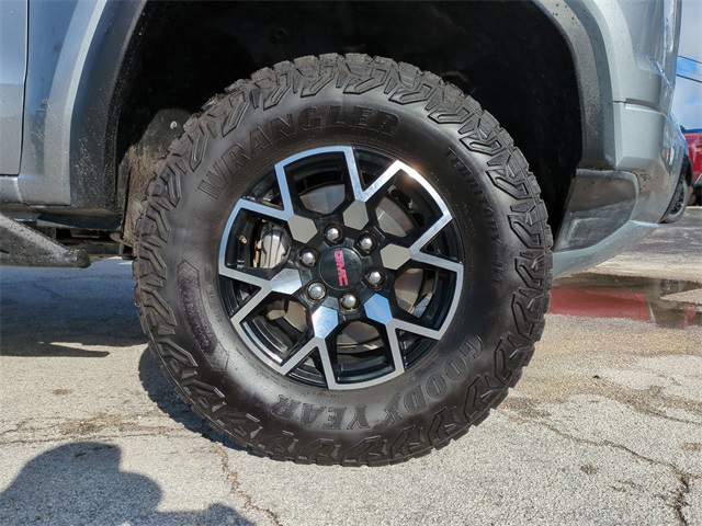 2024 GMC Canyon 4WD AT4X Image 9 of 37