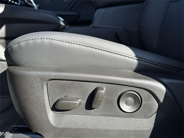 Vehicle image 12 of 28