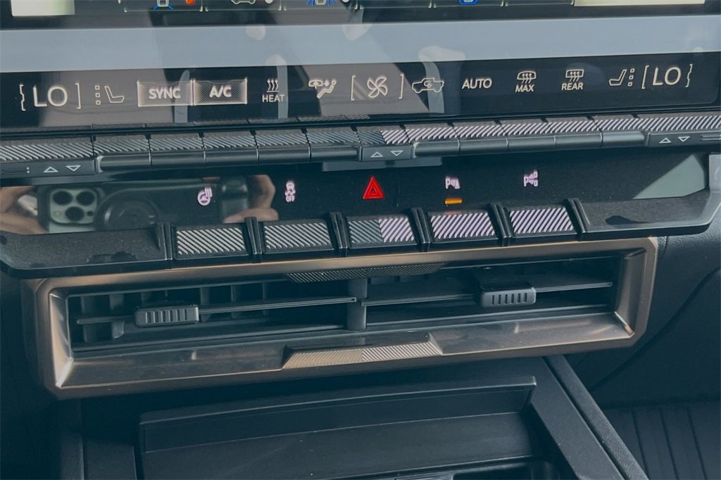 Vehicle image 18 of 23